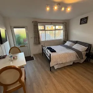 Modern & Cozy Gem - 10min To Center - Parking Apartment York